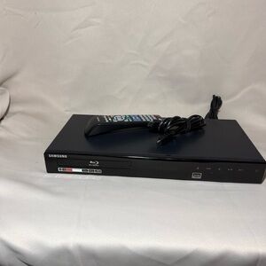 Samsung BD-P1590 Blu-ray DVD Player 1080p Steaming w/ Remote